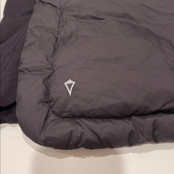 Ivivva Black Hooded Puffer Goose down Jacket Pullover - Picture 5 of 6